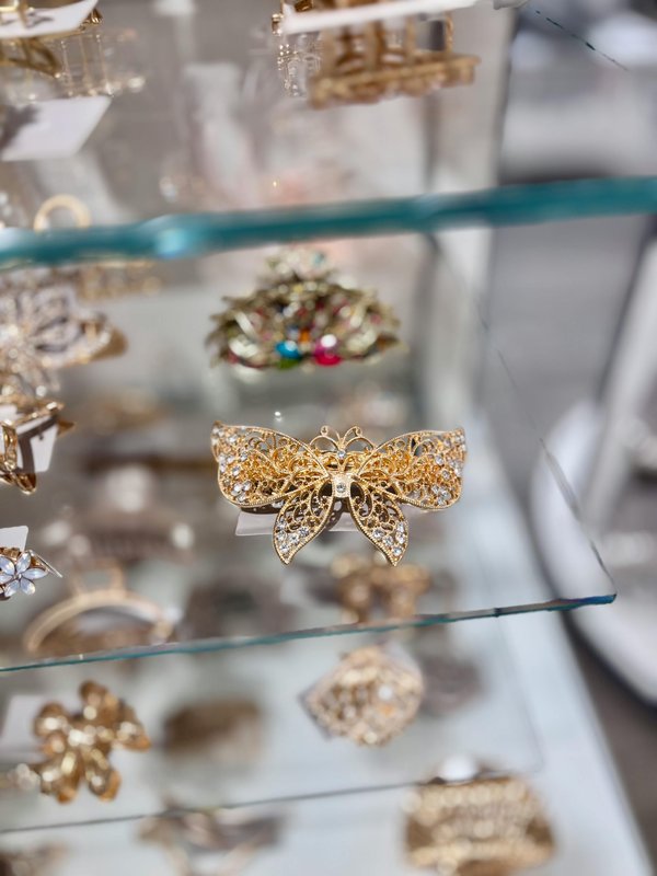 La magie des broches anciennes : élégance et audace retrouvées